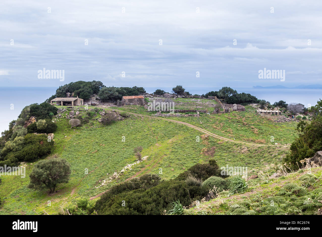Kleine Schafe Scheune auf einer Klippe an der nord-östlichen Küste von Sardinien in Italien Stockfoto