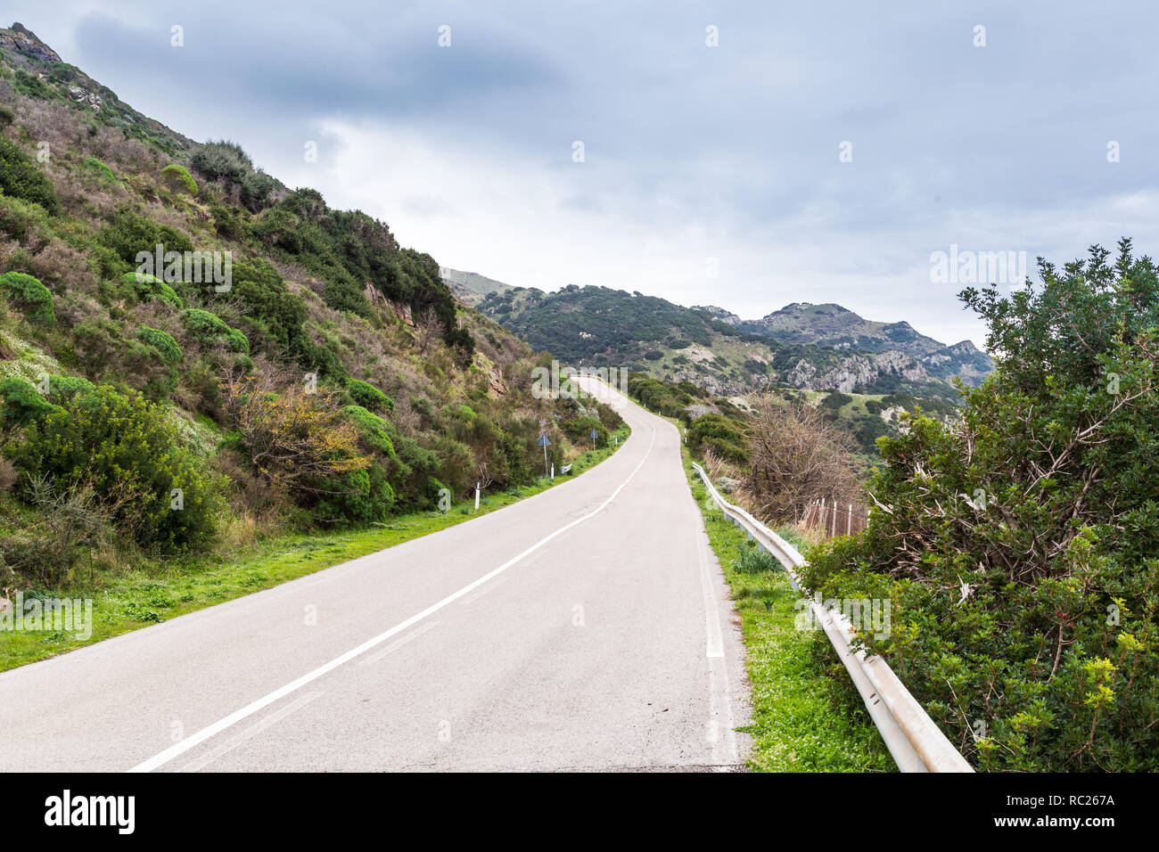 Berg Küstenstraße zwischen Bosa und Algharo in Sardinien, Italien Stockfoto