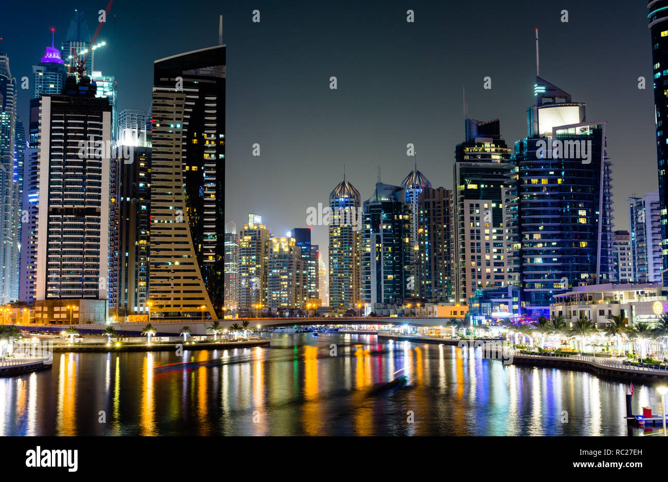 Dubai, Vereinigte Arabische Emirate - Juni 6, 2018: Dubai Marina modern und glänzenden Wolkenkratzern im Wasser spiegelt in der Nacht Stockfoto