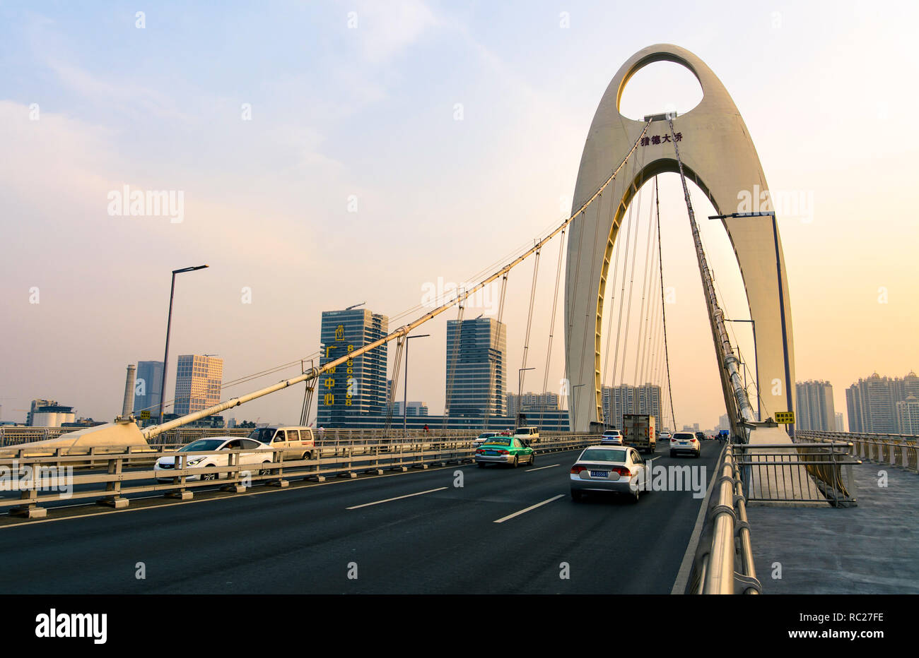 GUANGZHOU, China - 3. JANUAR 2018: Guangzhou Liede Brücke über Perl Fluss mit Autos und Fußgänger Titel bei Sonnenuntergang Stockfoto