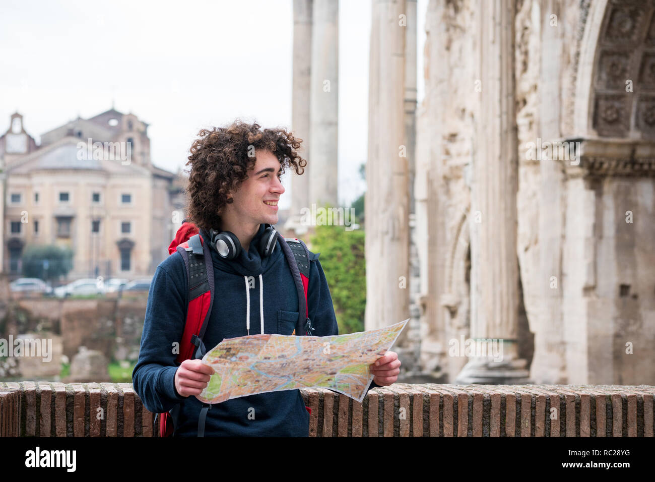 Attraktive touristische Holding eine touristische Karte in der Nähe von Forum Romanum in Rom, Italien. Stockfoto