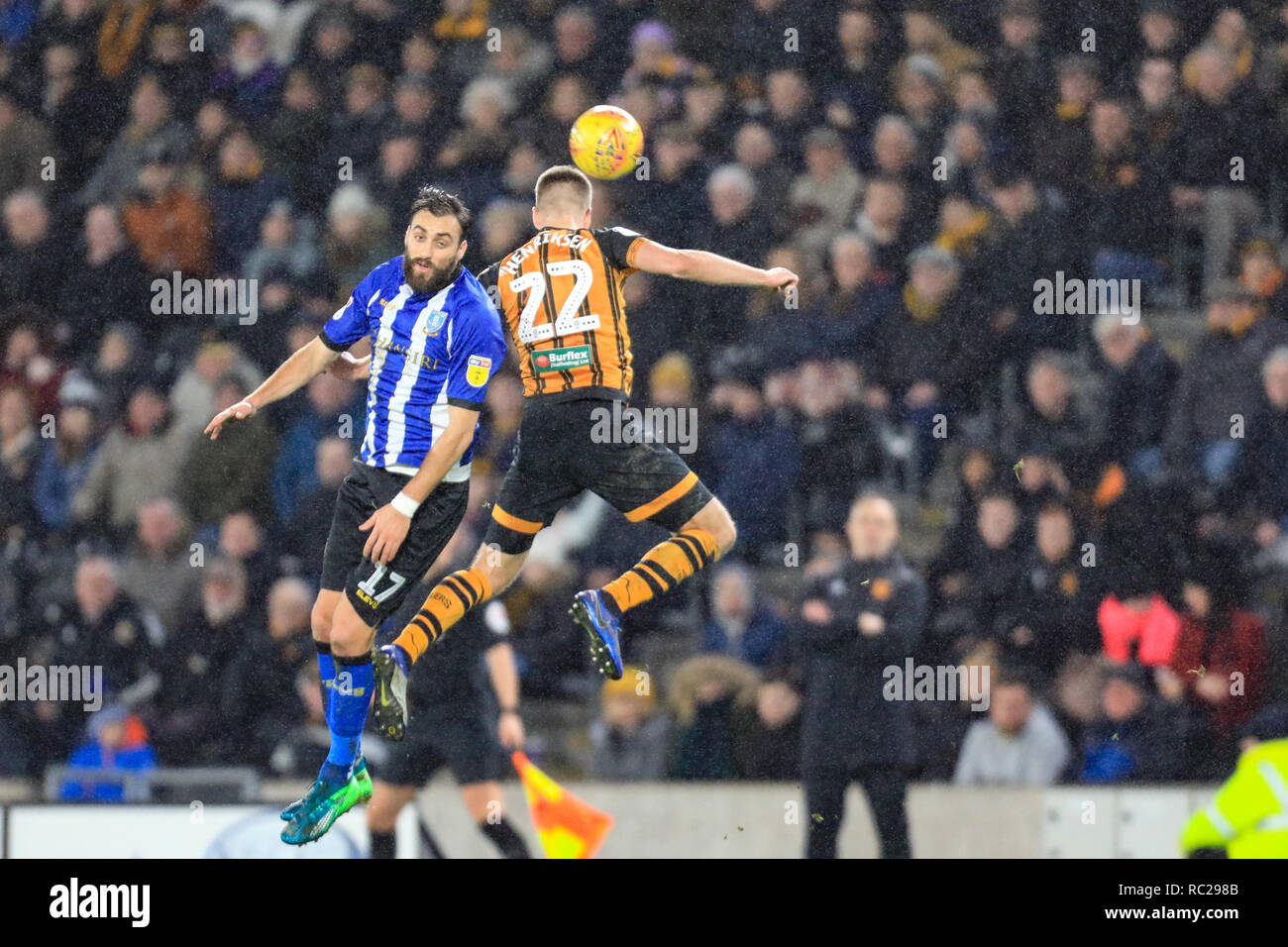 12. Januar 2019, kcom Stadion, Hull, England; Sky Bet Meisterschaft, Hull City vs Sheffield Mittwoch; Markus Henriksen von Hull City steigt zum Ball Quelle: John Hobson/News Bilder der Englischen Football League Bilder unterliegen dem DataCo Lizenz Stockfoto