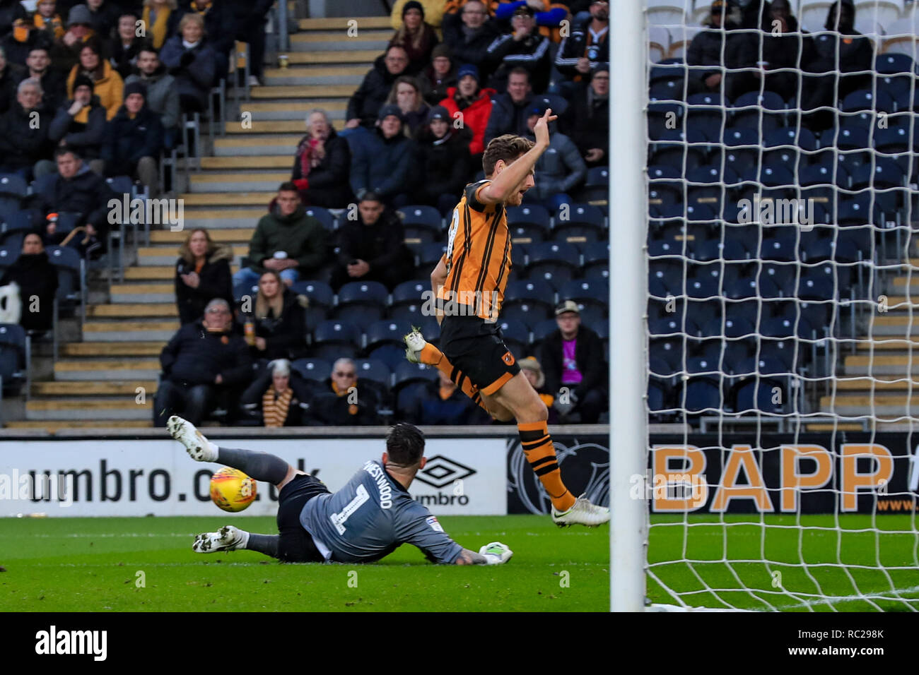 12. Januar 2019, kcom Stadion, Hull, England; Sky Bet Meisterschaft, Hull City vs Sheffield Mittwoch; Keiren Westwood von Sheffield Mittwoch spart einen Schuß Credit: John Hobson/News Bilder der Englischen Football League Bilder unterliegen DataCo Lizenz Stockfoto