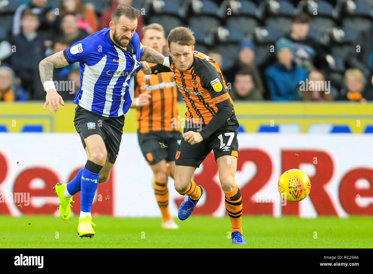 12. Januar 2019, kcom Stadion, Hull, England; Sky Bet Meisterschaft, Hull City vs Sheffield Mittwoch; Todd Kane von Hull City in einer Rangelei im Mittelfeld Credit: John Hobson/News Bilder der Englischen Football League Bilder unterliegen DataCo Lizenz Stockfoto