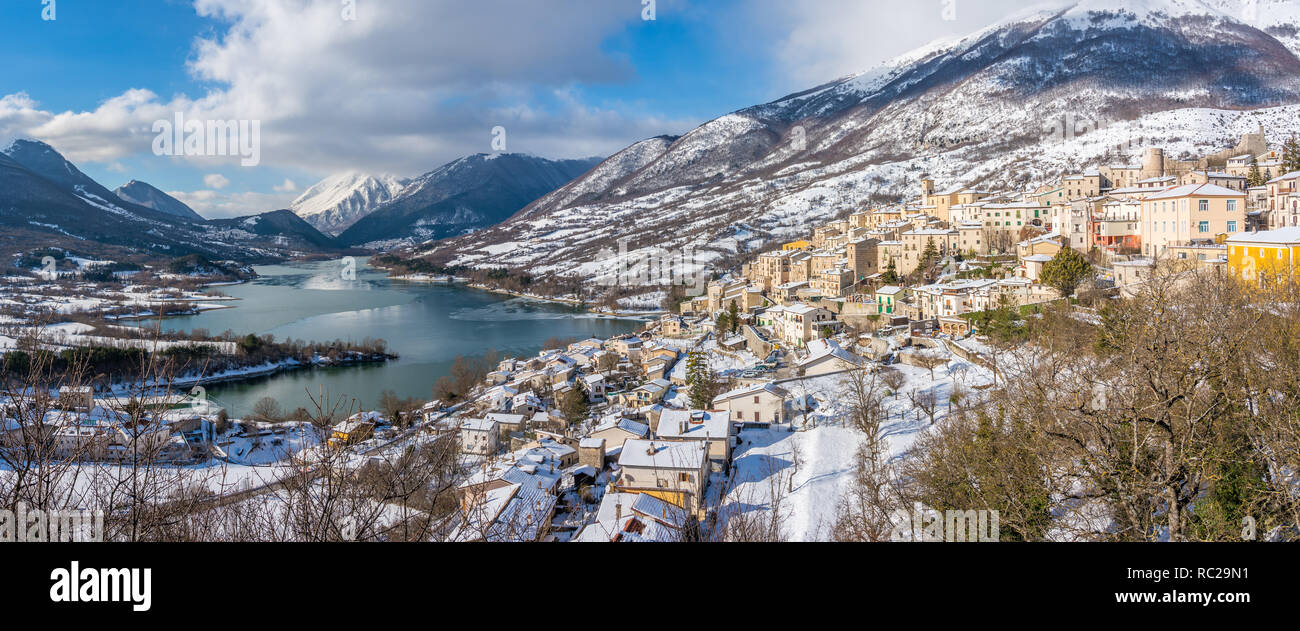 Panoramablick in Roccaraso während der Wintersaison. Provinz L'Aquila, Abruzzen, Italien. Stockfoto