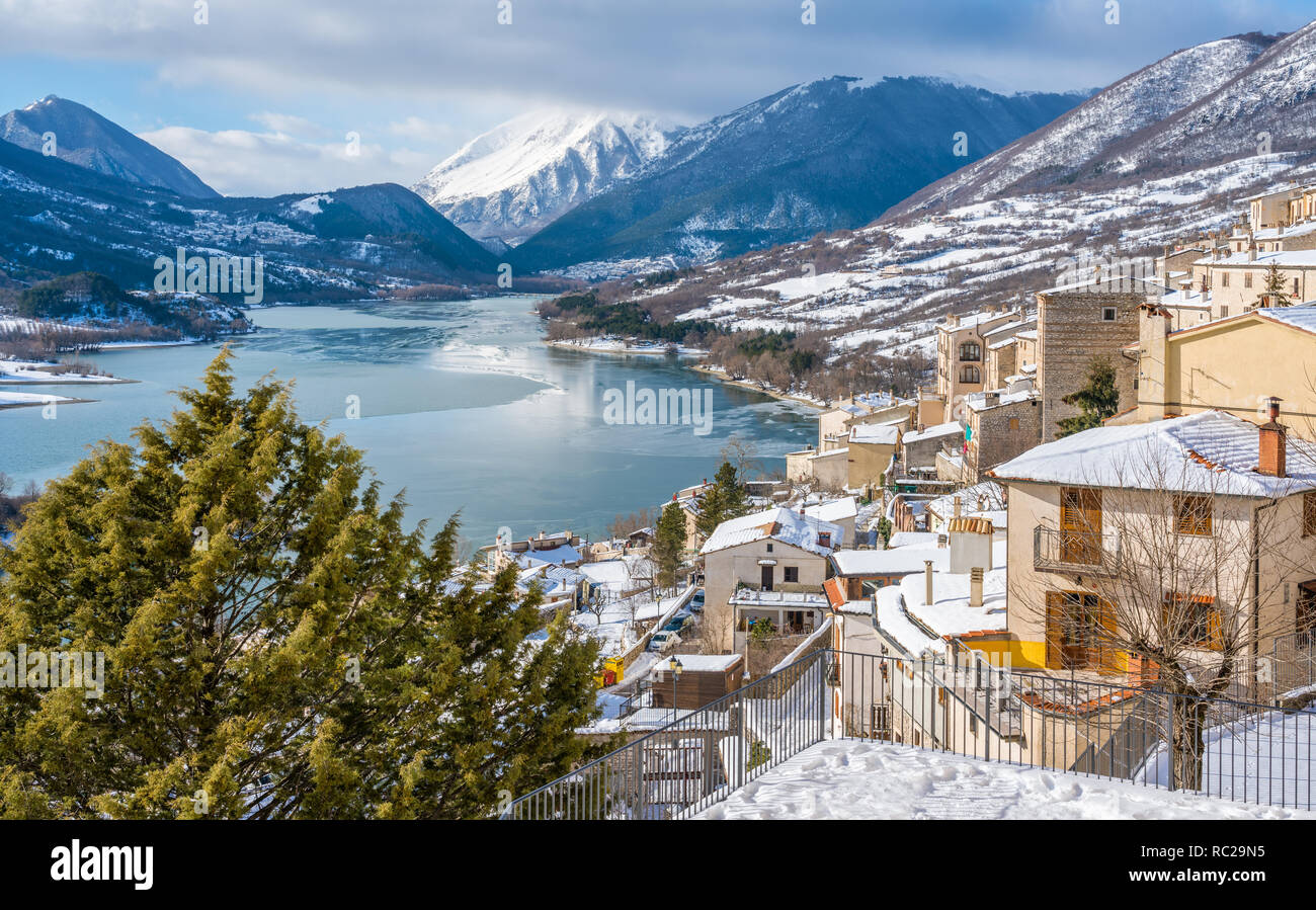 Panoramablick in Roccaraso während der Wintersaison. Provinz L'Aquila, Abruzzen, Italien. Stockfoto