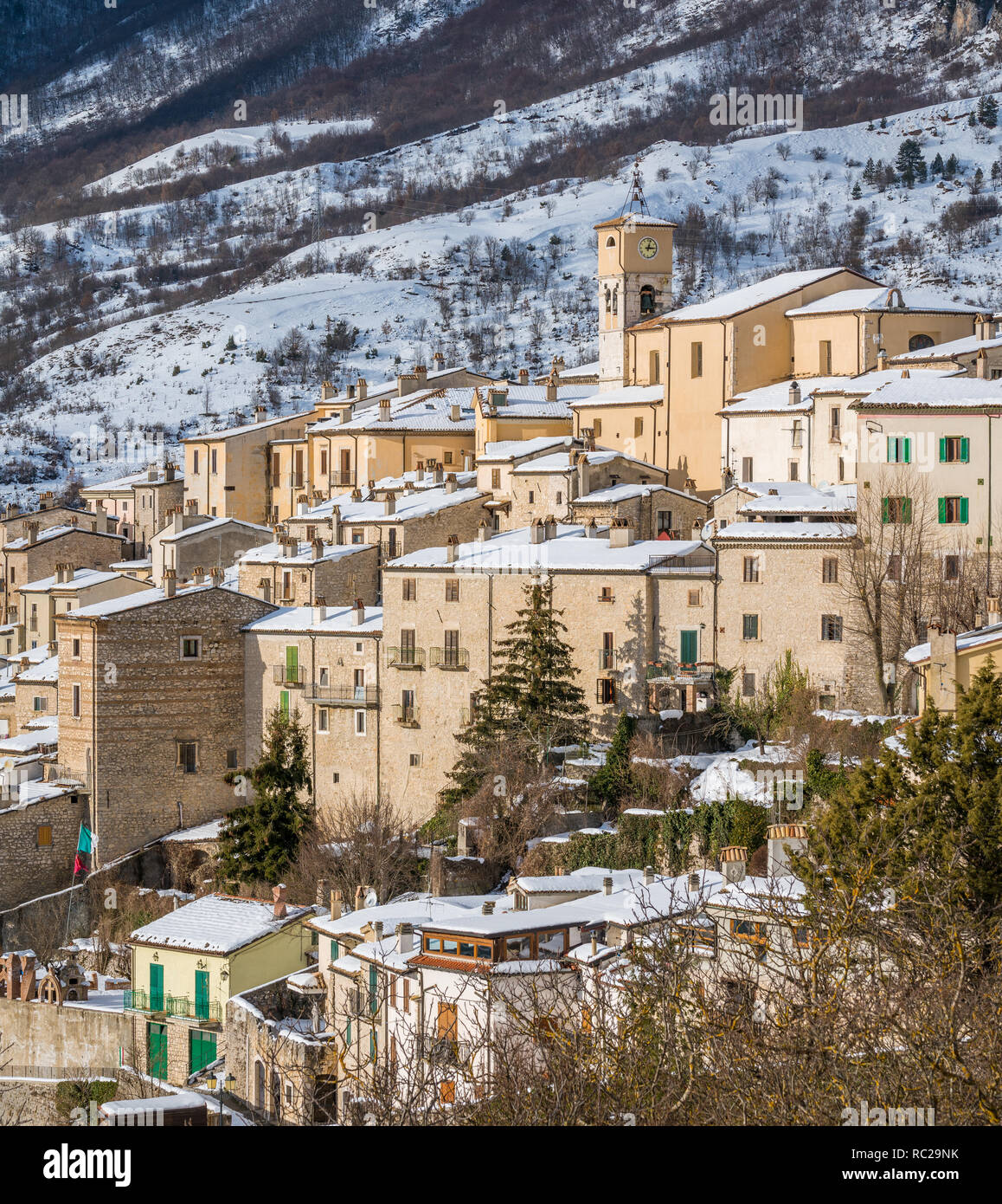 Panoramablick in Roccaraso während der Wintersaison. Provinz L'Aquila, Abruzzen, Italien. Stockfoto