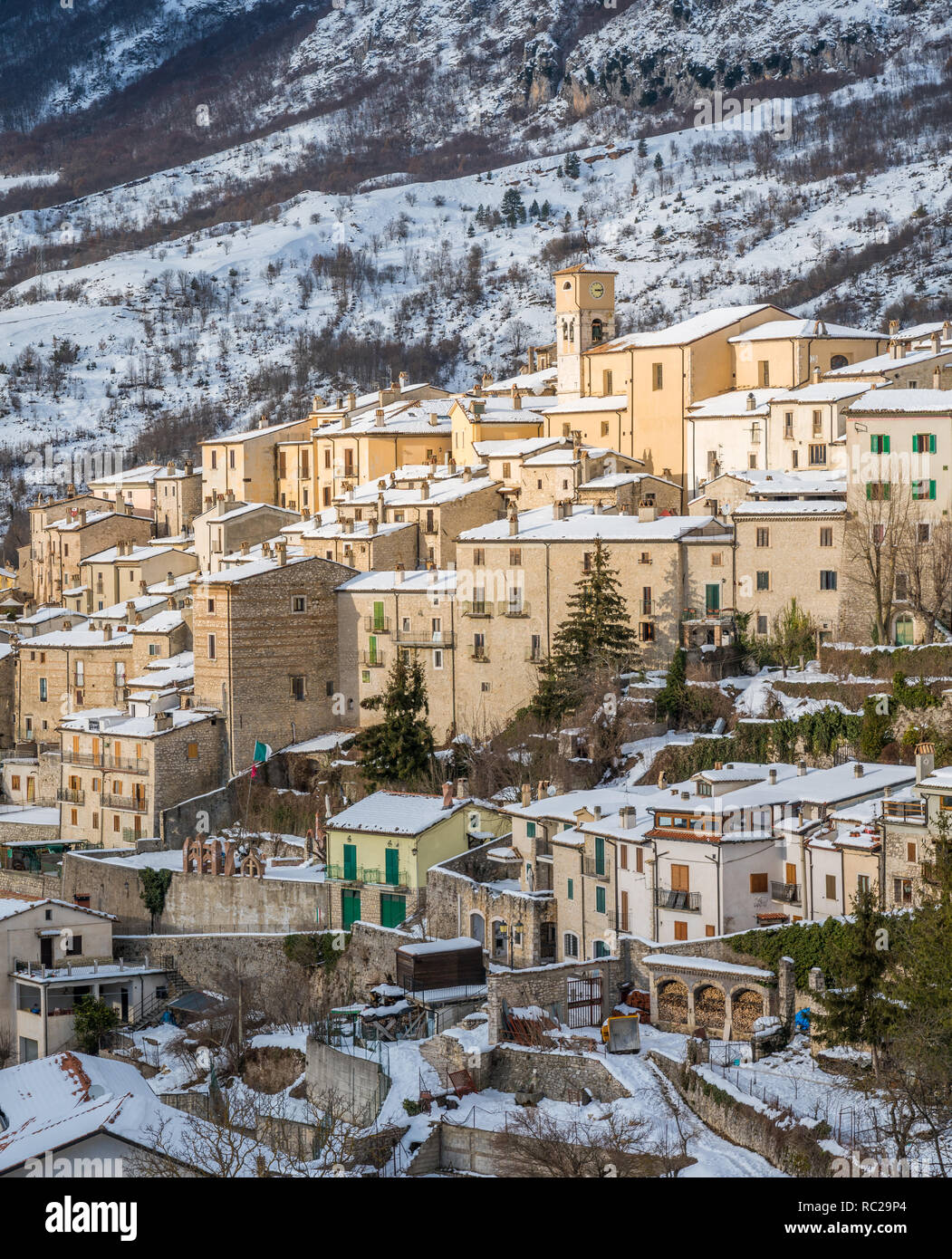 Panoramablick in Roccaraso während der Wintersaison. Provinz L'Aquila, Abruzzen, Italien. Stockfoto