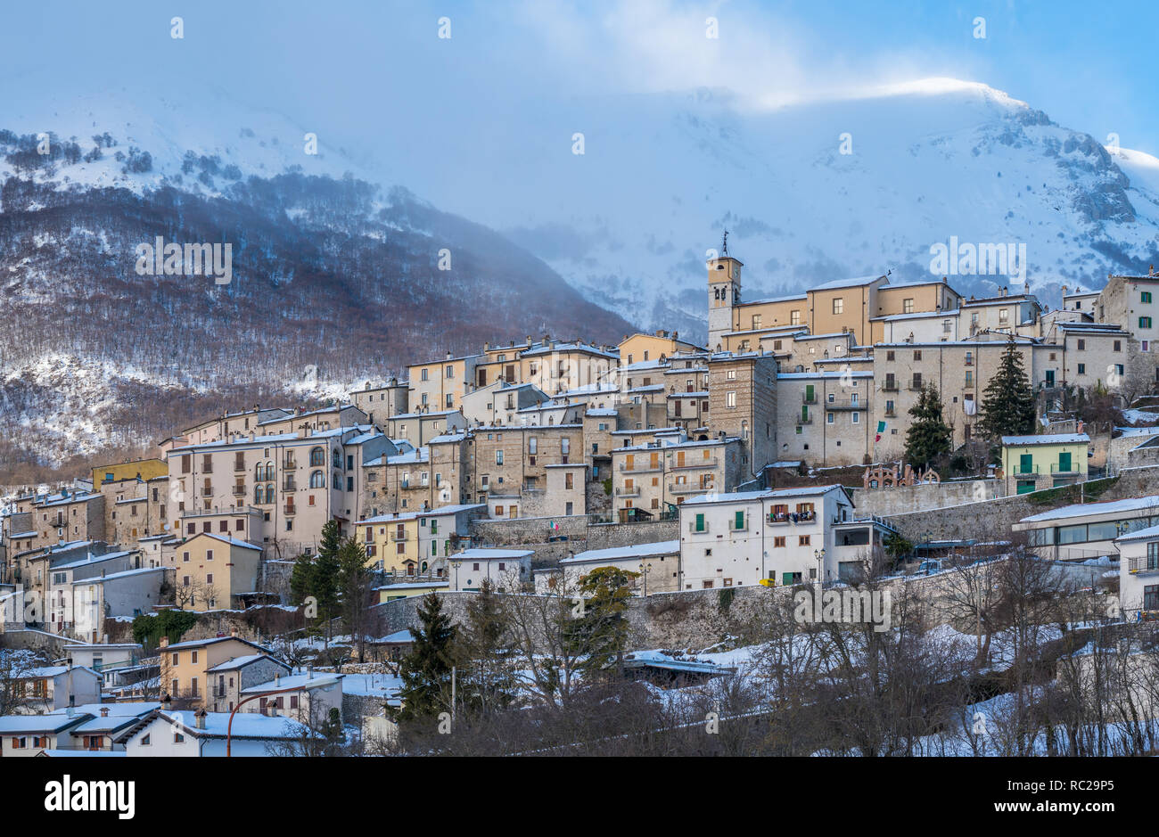 Panoramablick in Roccaraso während der Wintersaison. Provinz L'Aquila, Abruzzen, Italien. Stockfoto