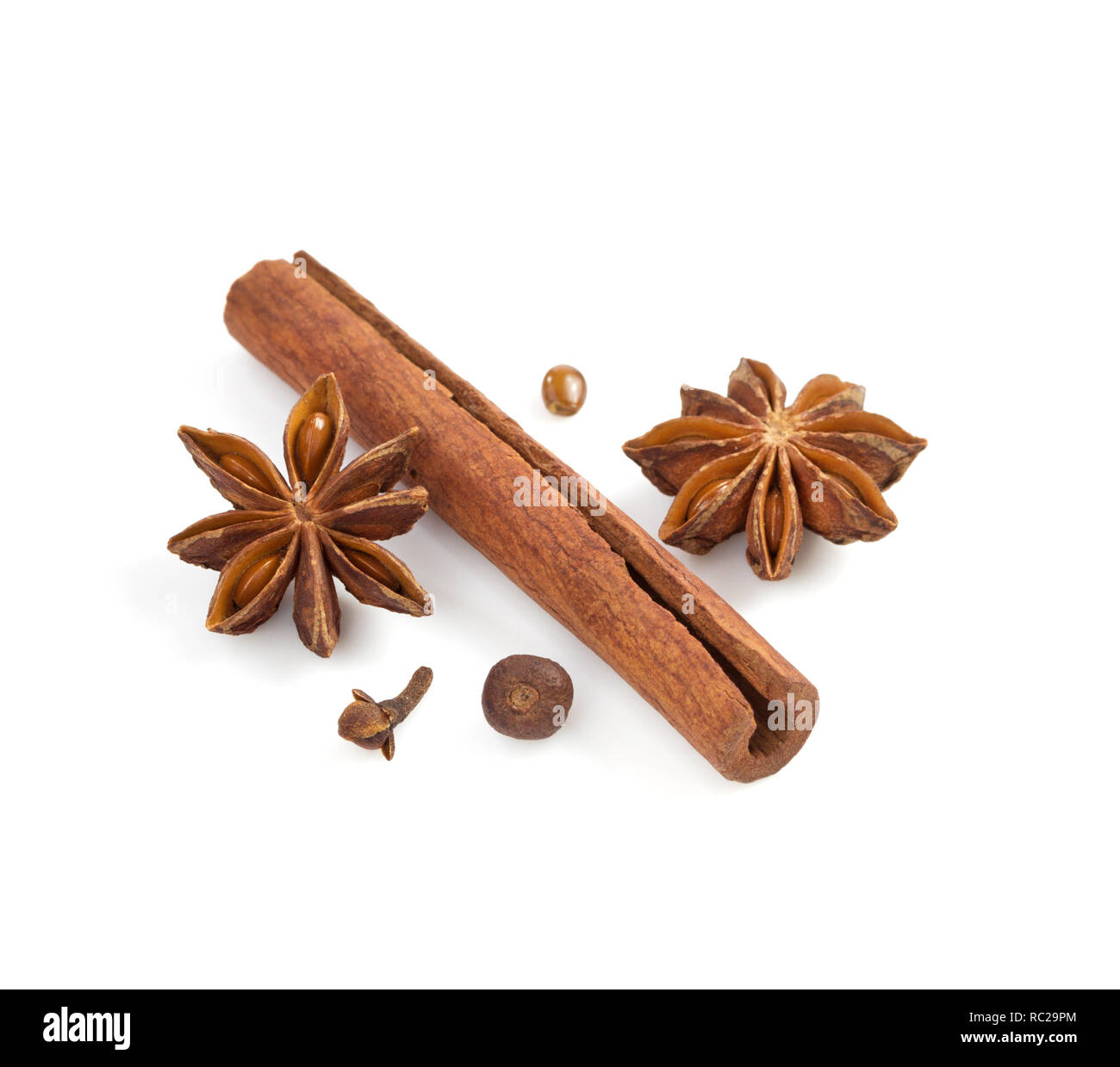 Zimtstange und Gewürzen auf weißem Hintergrund Stockfoto