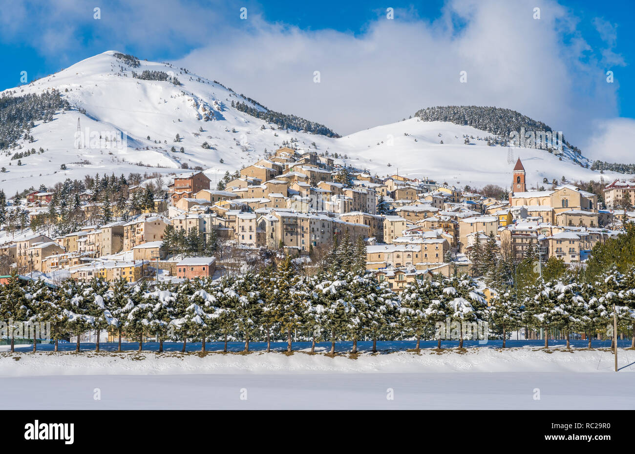 Rovisondoli witner abgedeckt im Schnee während der Saison. Abruzzen, Italien. Stockfoto