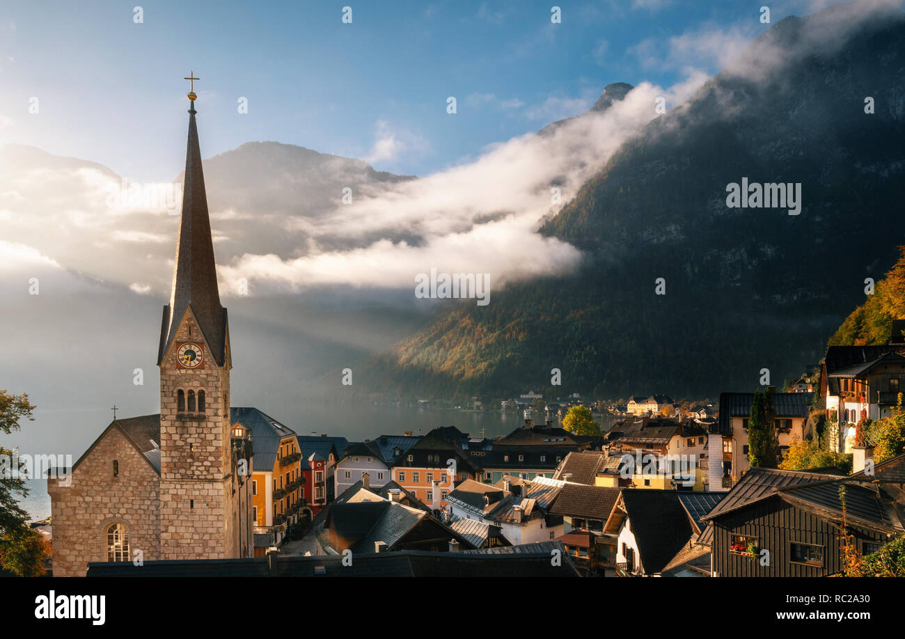 Luftbild des berühmten Hallstatt Stadt in den österreichischen Alpen im Morgenlicht im Herbst bei Sonnenaufgang, Salzkammergut, Österreich Stockfoto Luftbild des berühmten Hallstatt Stadt in den österreichischen Alpen im Morgenlicht im Herbst bei Sonnenaufgang, Salzkammergut, Österreich Stockfoto