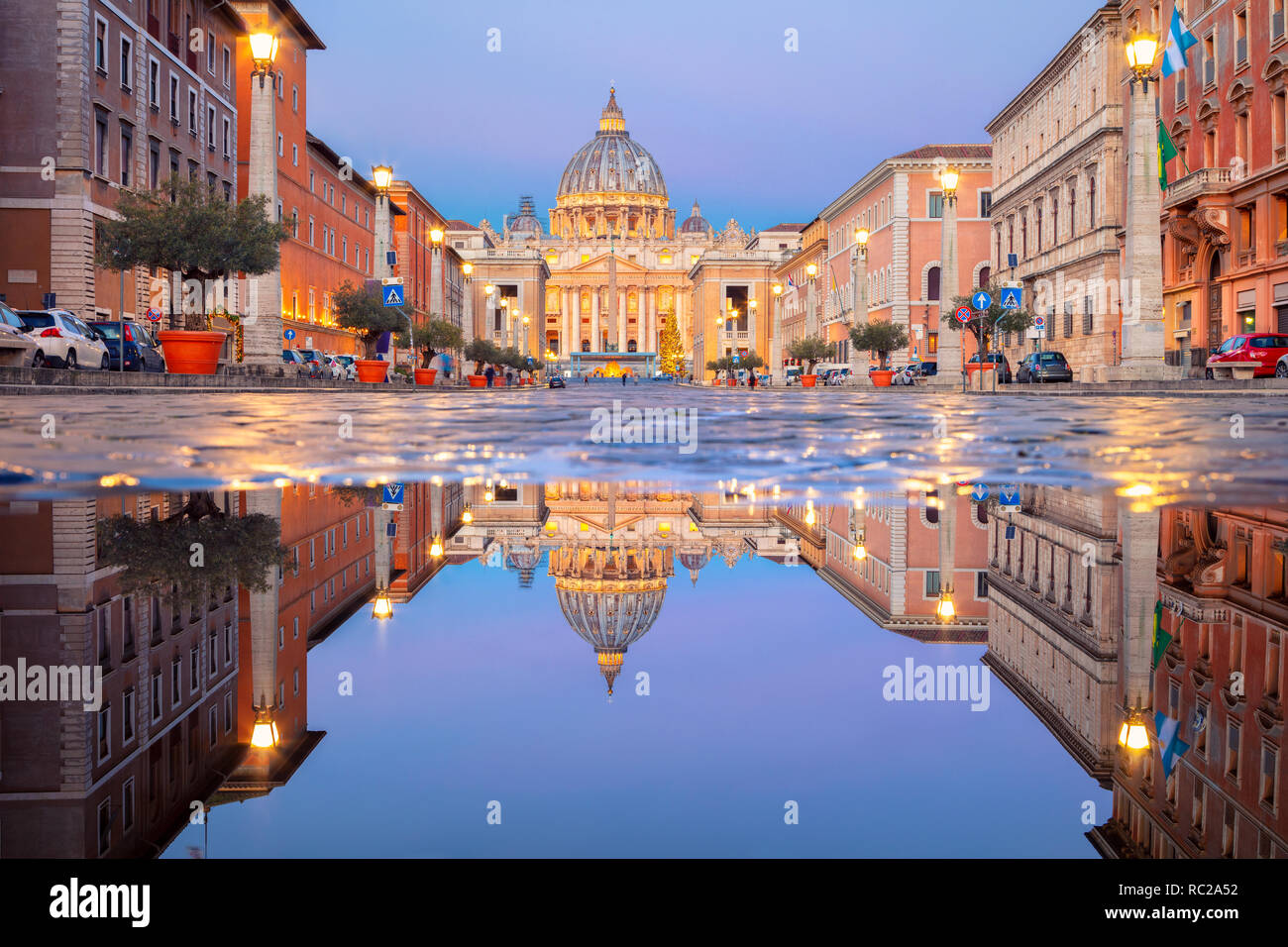 Rom, Vatikanstadt. Stadtbild Bild von beleuchteten Petersdom und Straße Via della Conciliazione, Vatikan, Rom, Italien. Stockfoto