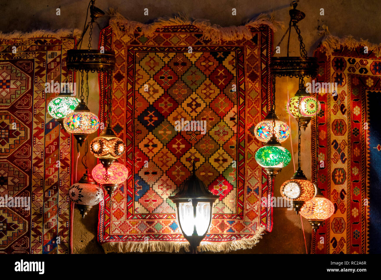 Türkische Lampen und Teppiche in Icheri Sheher, Baku, Aserbaidschan Stockfoto
