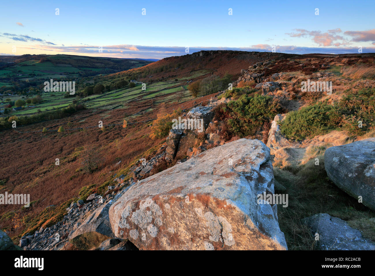 Sonnenuntergang auf baslow Kante, Nationalpark Peak District, Derbyshire Dales, England, Großbritannien Stockfoto