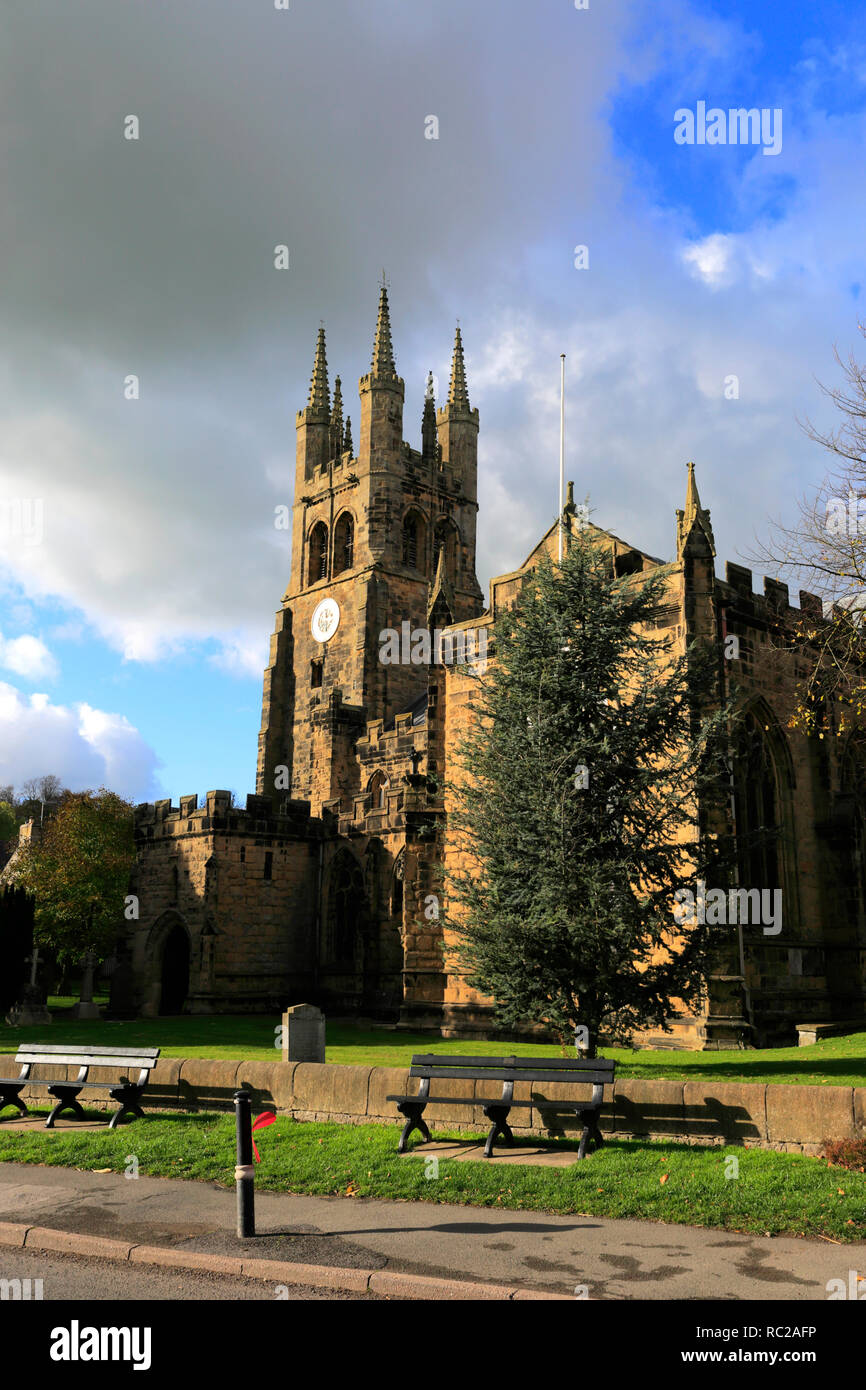 Herbst Blick auf St. Johannes der Täufer Kirche, wie die Kathedrale von den Gipfeln Tideswell Dorf, Nationalpark Peak District, Derbyshire Dales, Engl bekannt Stockfoto