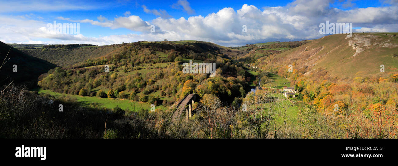 Herbst Blick auf den Viadukt bei Monsal Kopf, Fluss Wye, Nationalpark Peak District, Derbyshire Dales, England, Großbritannien Stockfoto