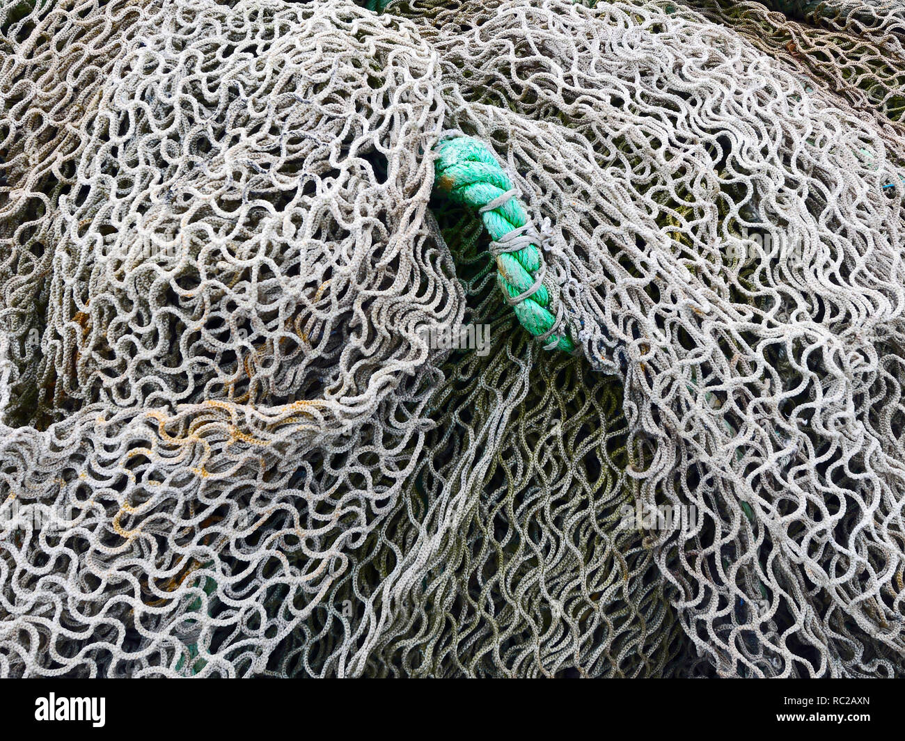 Eine Nahaufnahme der Fischernetze entlang der Küste der Bretagne, Frankreich Stockfoto