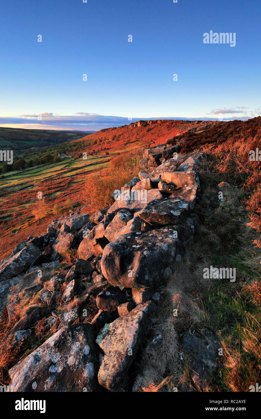 Sonnenuntergang auf baslow Kante, Nationalpark Peak District, Derbyshire Dales, England, Großbritannien Stockfoto