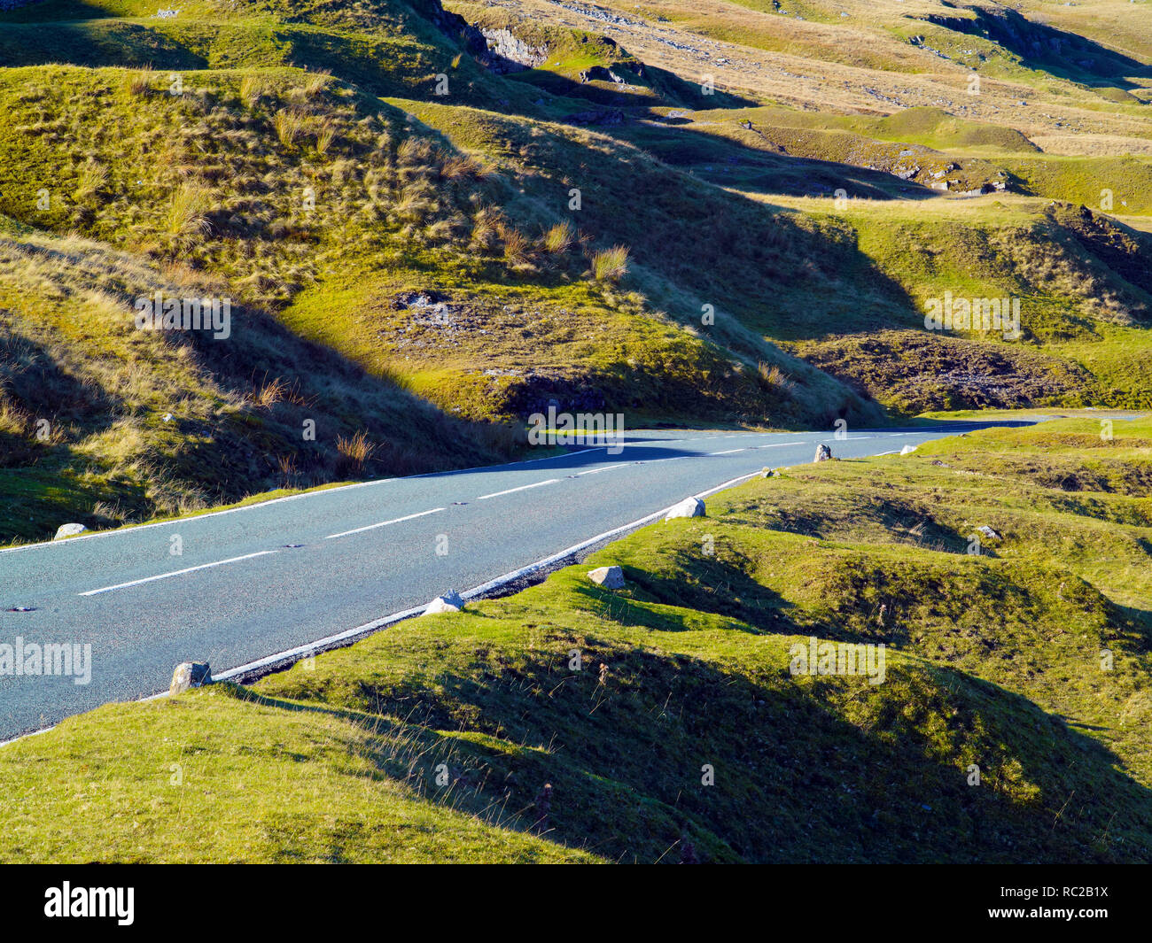 Eine ruhige Straße seziert die hügelige Landschaft der Brecon Beacons National Park. Stockfoto