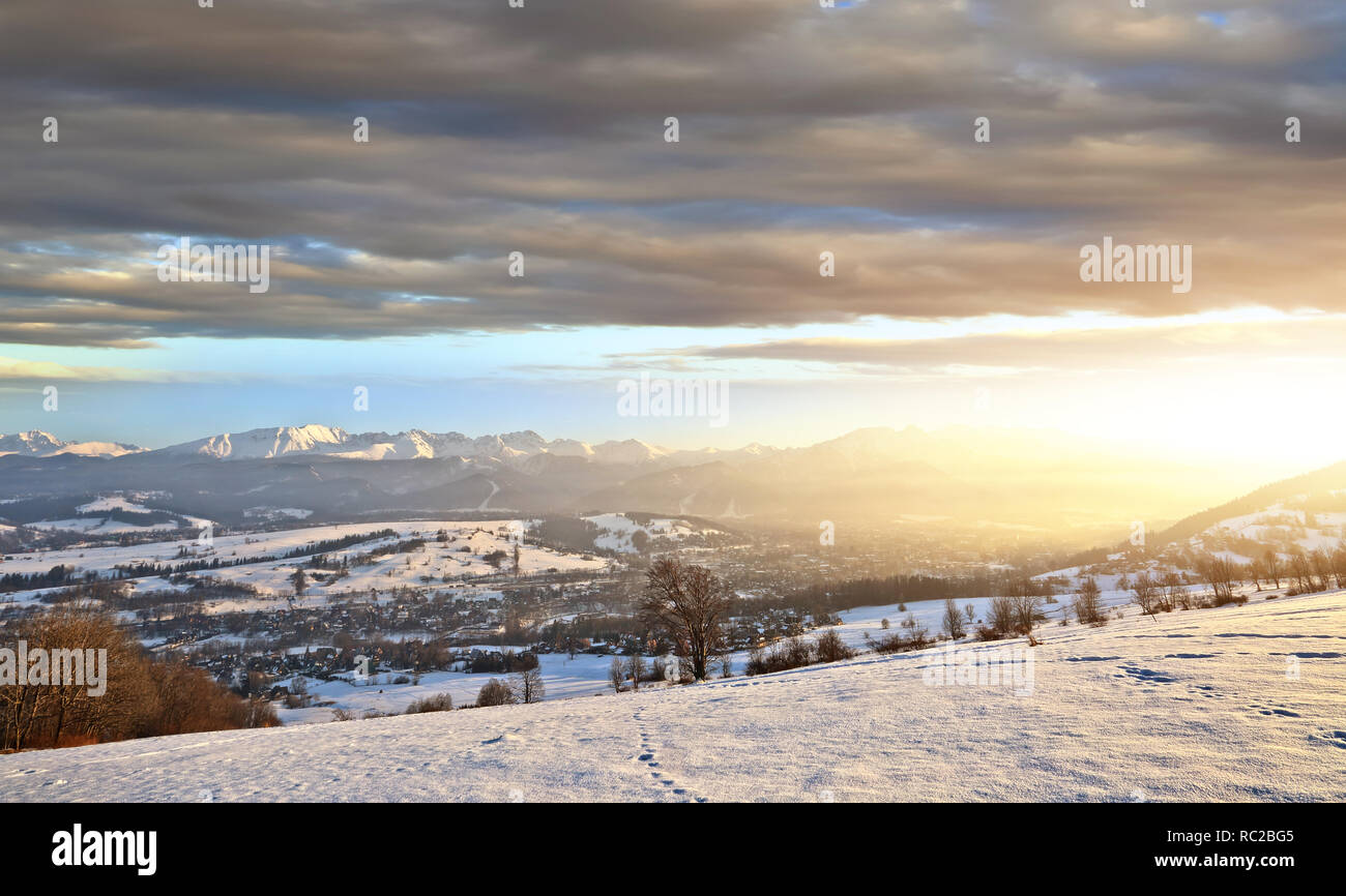 Schönen sonnigen und Winter Panorama Blick auf die Berge der Tatra Stockfoto