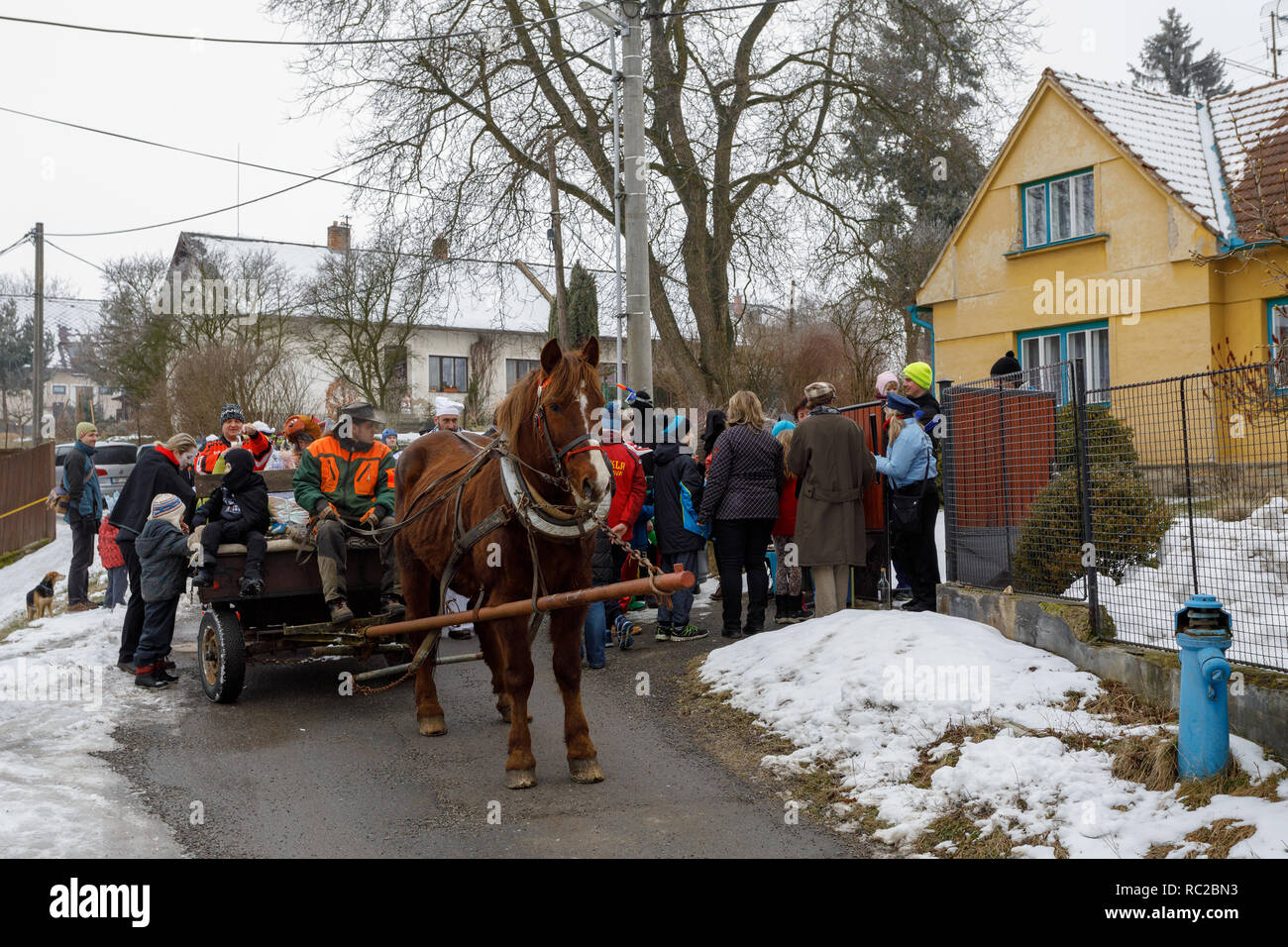 PUKLICE, TSCHECHISCHE REPUBLIK - Januar 17, 2018: Die Menschen nehmen an der traditionellen zeremoniellen Tür-zu-Tür Prozession Masopust Karneval. Januar 17, 2018 in Pu Stockfoto