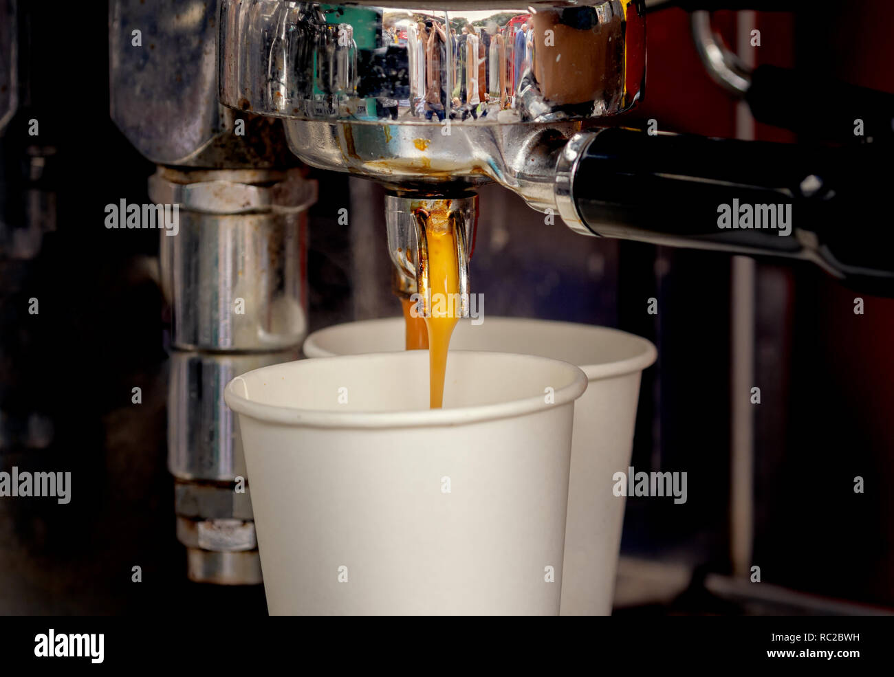 Kaffeemaschine, Cafe Latte im Café im Freien Stockfoto