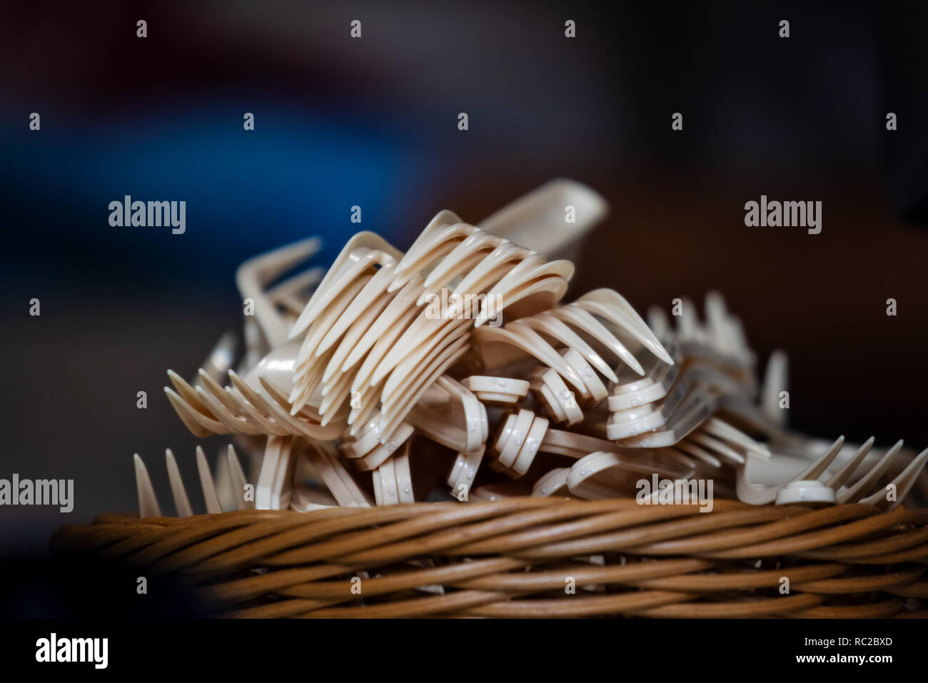 Korb mit Messer, Gabeln und Löffel für Fast Food Stockfoto