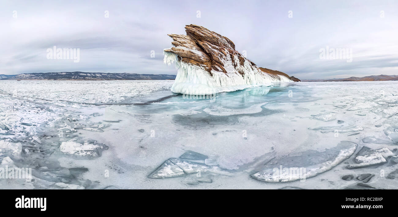 Panorama ice Eiszapfen an ogoy Insel Winter am Baikalsee. Sibirien, Russland Stockfoto