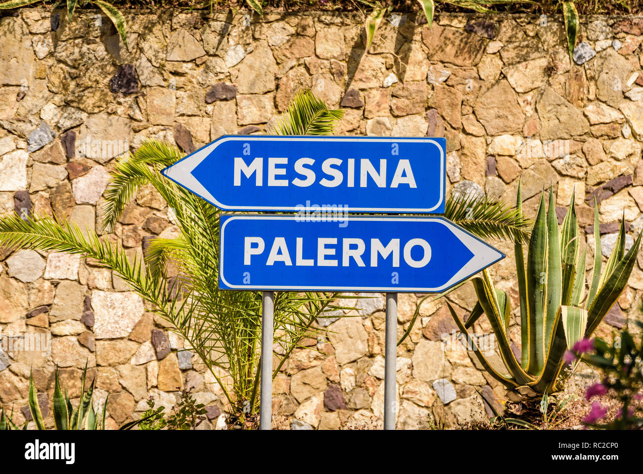 Schild In Capo Calava Wegbeschreibungen Nach Palermo Und Messina Auf Der Ss 113 Stockfotografie Alamy