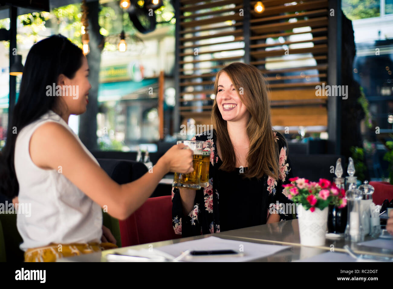 Weibliche Freunde mit einem Bier in der Bar Stockfoto
