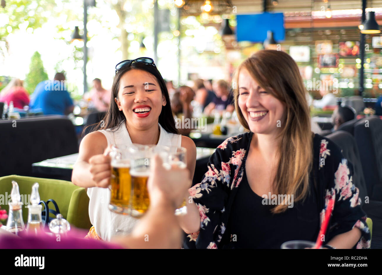 Gerne Freunden Bier trinken in der Bar Stockfoto