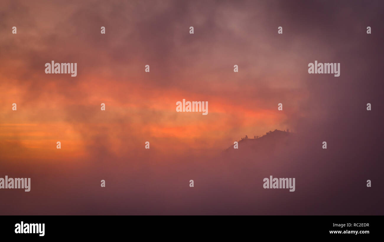 Blick durch die Wolken während surise während surise Stockfoto