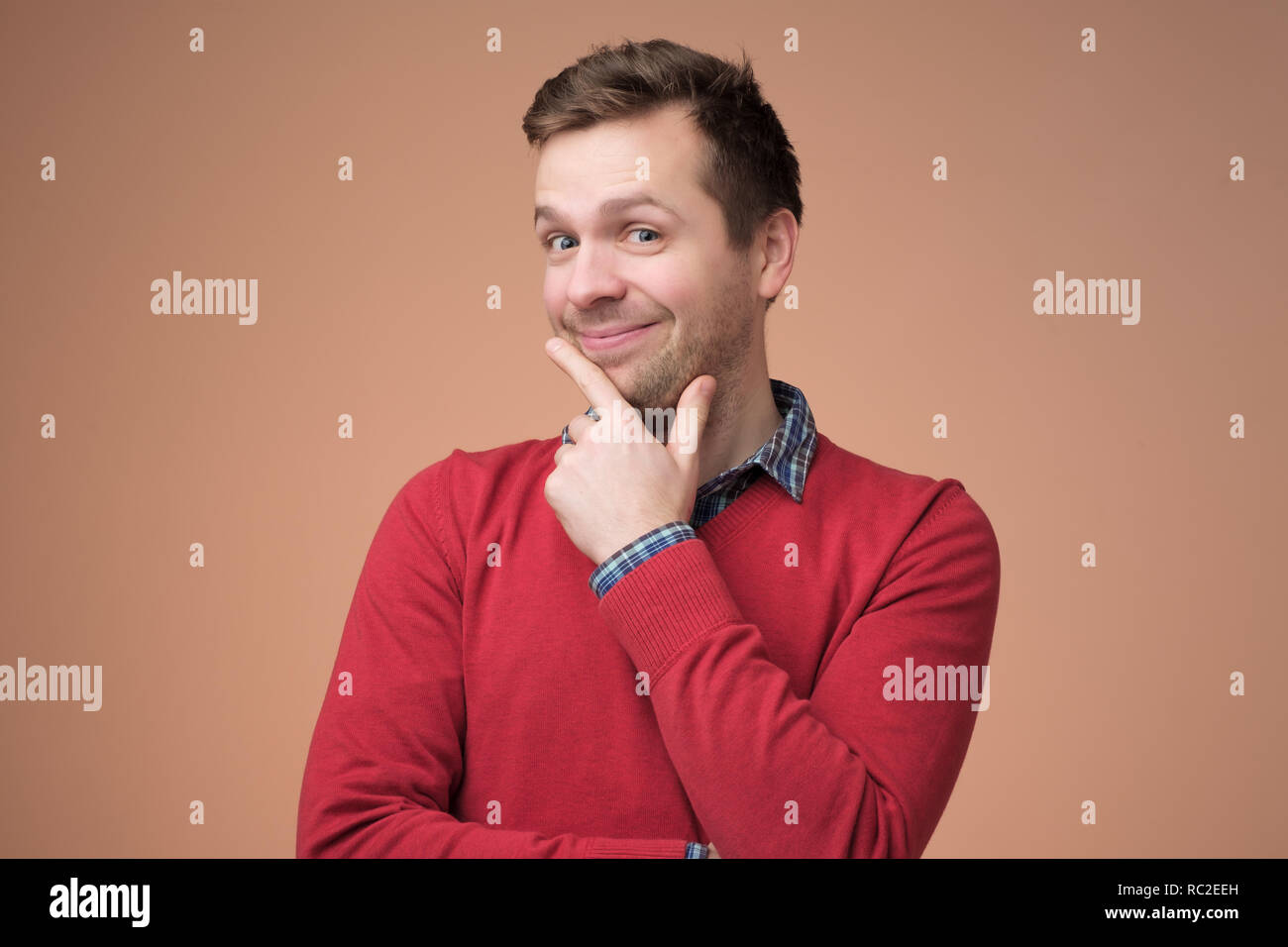 Ausgezeichnet, geht alles nach Plan. Zufrieden grinsend tricky Mann in einigen Absicht im Hinterkopf, lächelnd mit neugierigen und geheimnisvolle Ausdruck Stockfoto