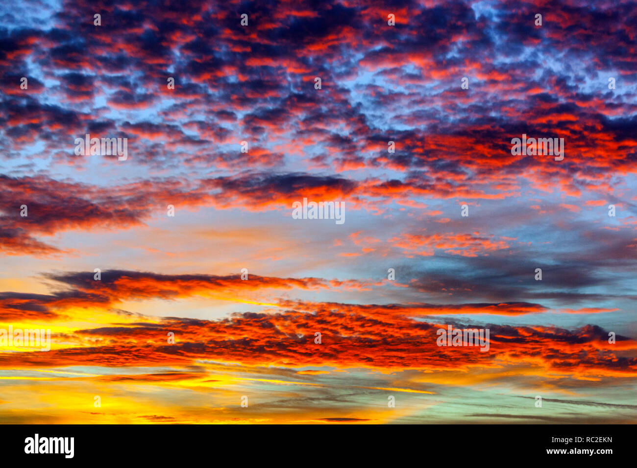 Blutige Wolken am Himmel dramatischen Sonnenuntergang roten Himmel Stockfoto