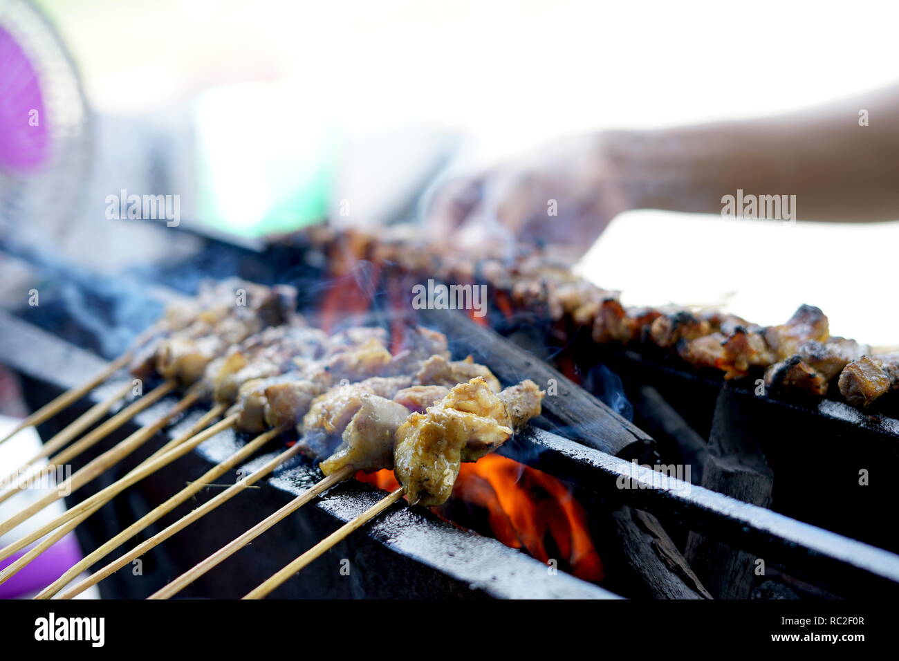 Traditionelle indonesische Satay-Sovom Grill mit Holzkohle ...