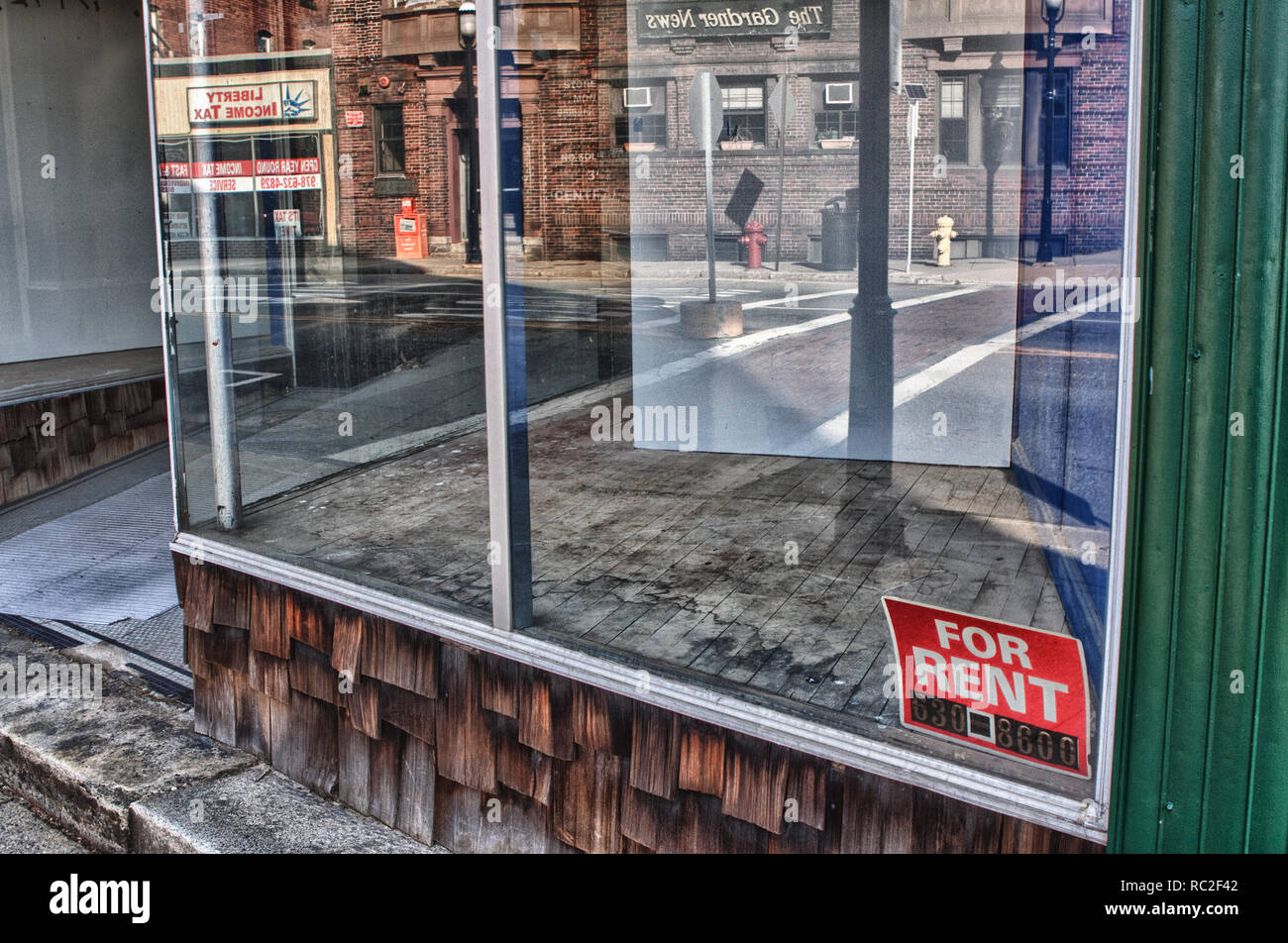 Leere Schaufenster zum Mieten in der Innenstadt von Gardner, MA Stockfoto
