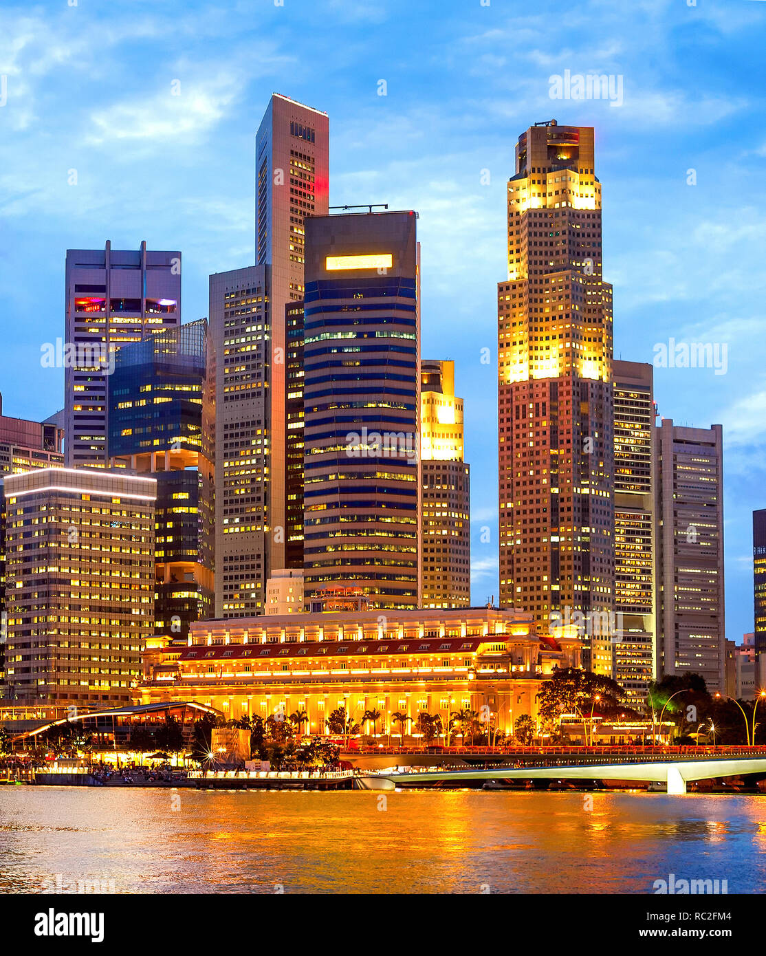 Abend Stadtbild von Singapore Downtown Core mit moderner Architektur bei Nacht beleuchtet Stockfoto