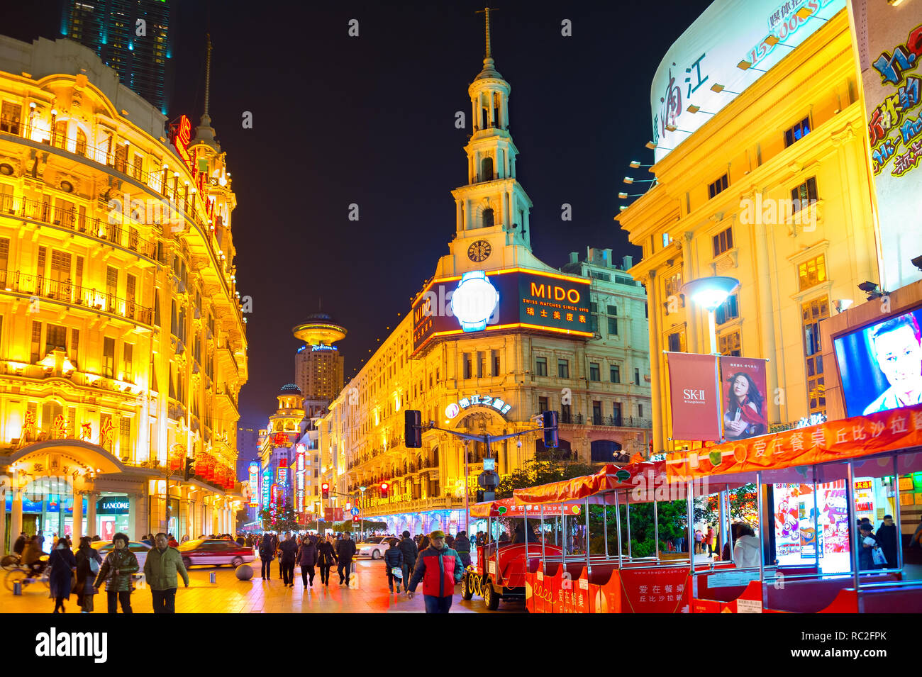 SHANGHAI, China - Dezember 28, 2016: Beleuchtete Stadtbild mit Menschen wandern in der Einkaufsstraße von Downtown Stockfoto