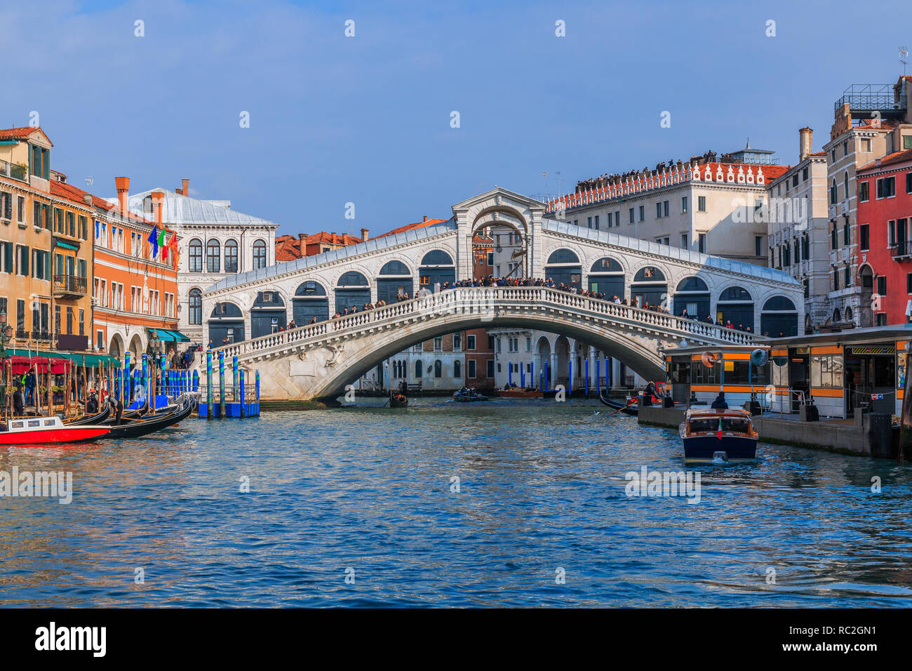 Venedig, Italien. Die Rialtobrücke und den Canale Grande in Venedig, Italien. Stockfoto