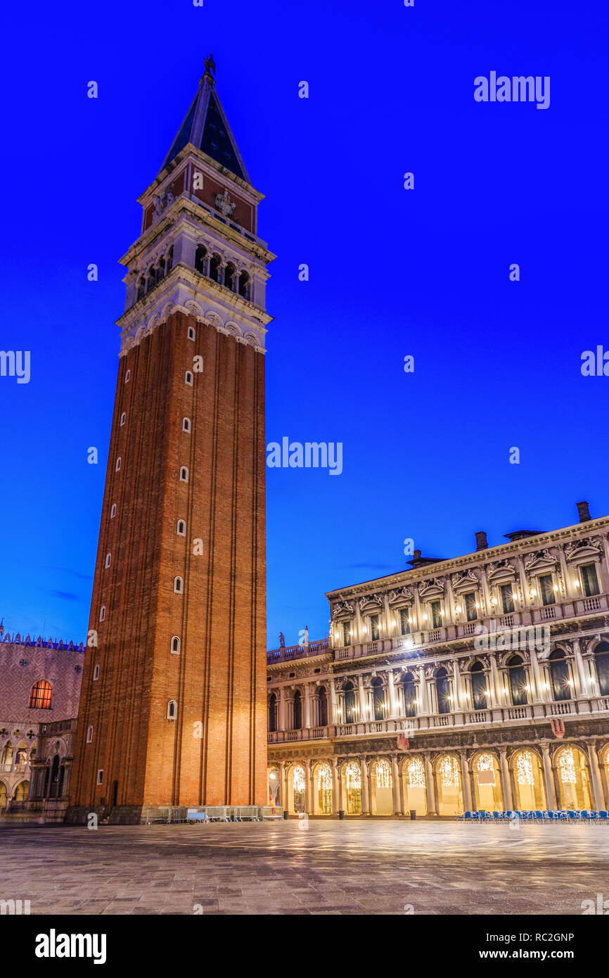 Venedig, Italien. Piazza San Marco mit dem Glockenturm von St. Mark's Campanile (Campanile di San Marco). Stockfoto