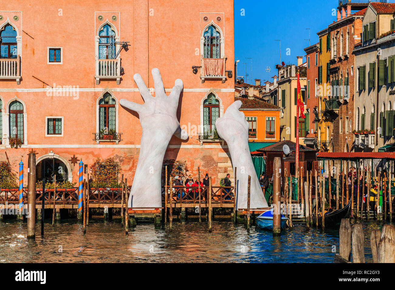 Venedig, Italien. Monumentale Skulptur der Hände eines Kindes namens 'Support' von Lorenzo Quinn, in den Grand Canal installiert. Stockfoto