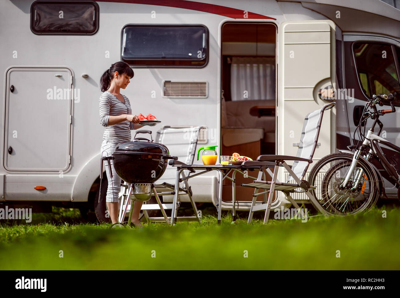 Familienurlaub reisen RV, Urlaub im Reisemobil, Caravan Auto Urlaub. Picknick mit Grill im Freien. Stockfoto Familienurlaub reisen RV, Urlaub im Reisemobil, Caravan Auto Urlaub. Picknick mit Grill im Freien. Stockfoto