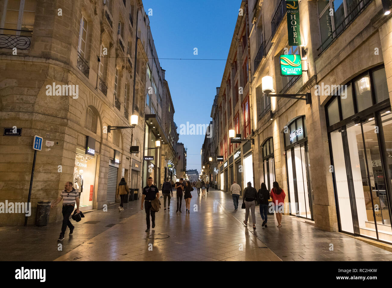 BORDEAUX, Frankreich - 27 September 2018: Menschen zu Fuß auf der Rue Sainte Catherine Bordeaux in der Dämmerung, der wichtigsten Einkaufsstraße am längsten Fußgängerzone sh Stockfoto