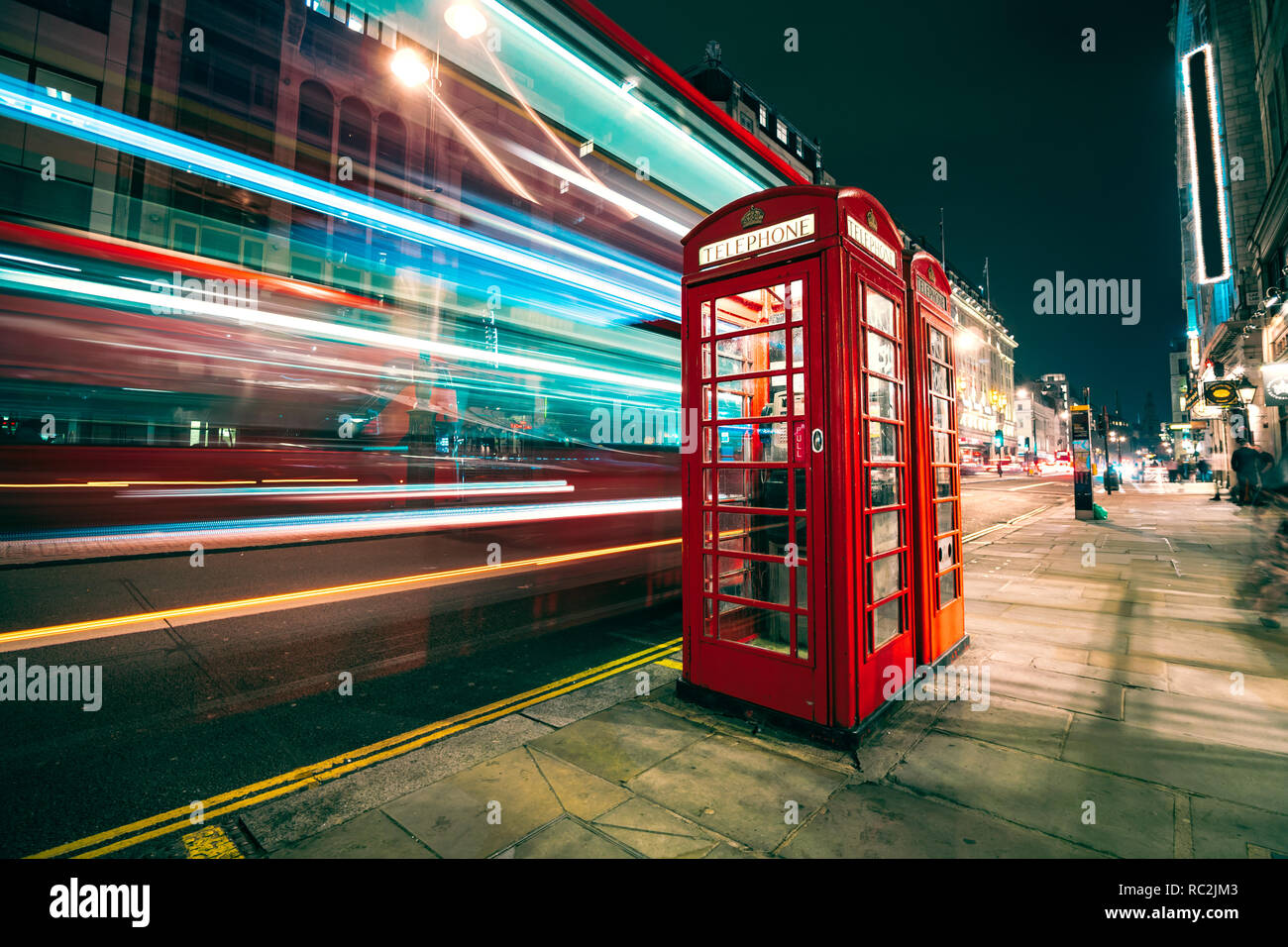 Leichte Spuren eines Double Decker Bus neben dem ikonischen Telefonzelle in London Stockfoto