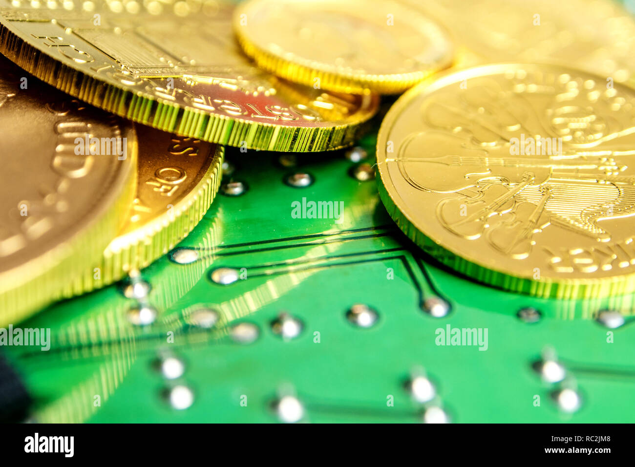 Nahaufnahme des goldenen Münzen mit einem Data Processor, elektronische Computer Hardware Technologie und ihre Oberfläche mit grünem Hintergrund Stockfoto