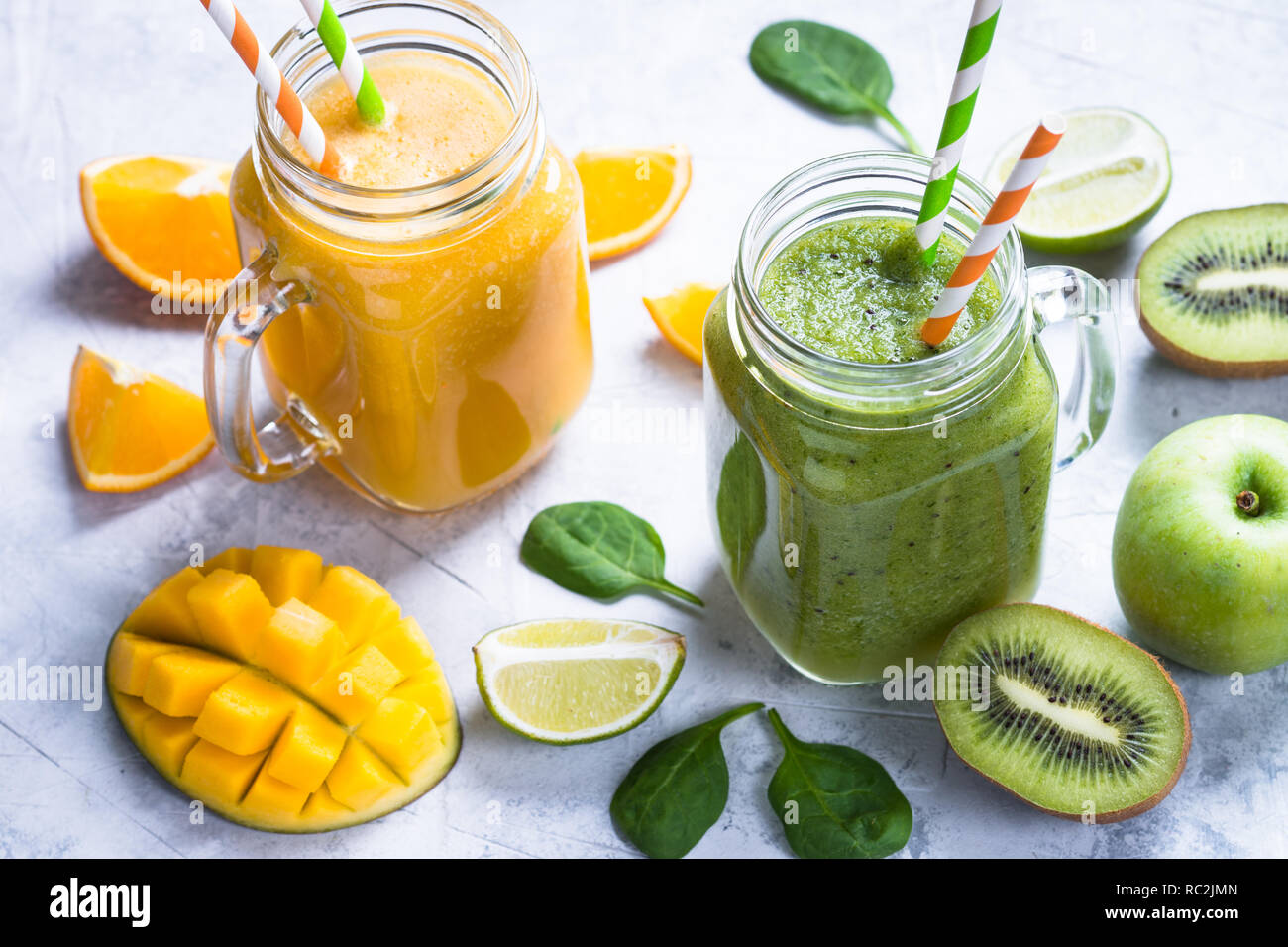Grün und Gelb Smoothie in Mason jar Stockfoto