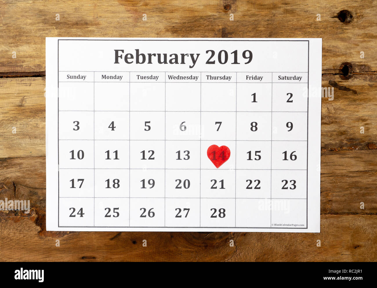 Kalender Seite mit roten Herzen am 14. Februar von Saint Valentines Tag auf vintage Holz- rustikalen Hintergrund in der romantischen Liebe Feier und Valentine' Stockfoto