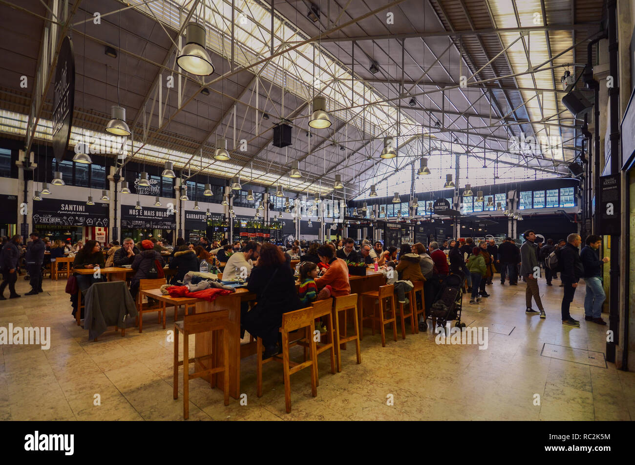 Lissabon, Portugal - Januar 13, 2019: Time Out Markt Mercado da Ribeira in Lissabon ist eine große gastronomische Sehenswürdigkeit Stockfoto