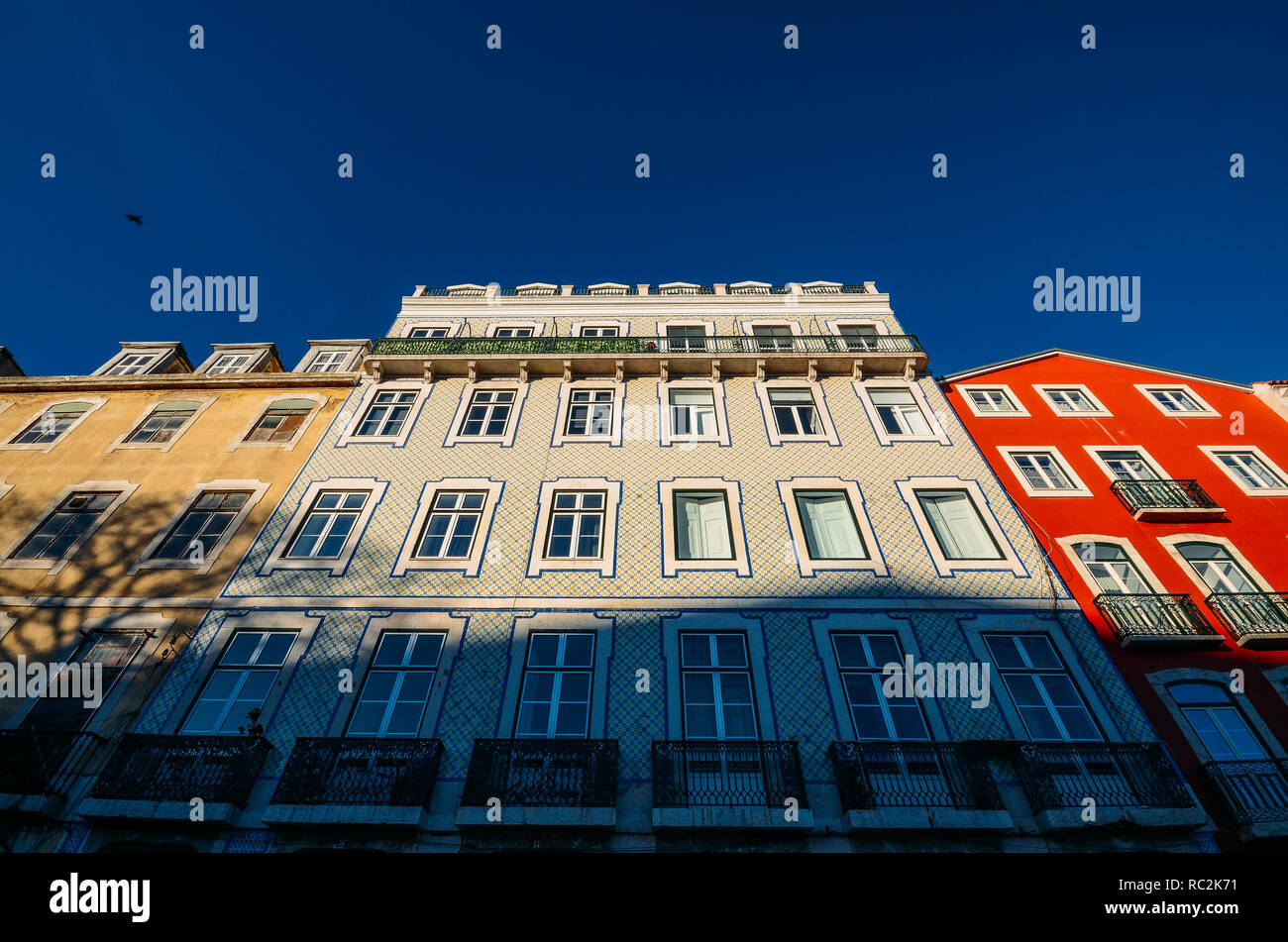 Traditionelles Gebäude mit Azulejo Kacheln im alten Viertel Alfama von Lissabon, Portugal. Stockfoto
